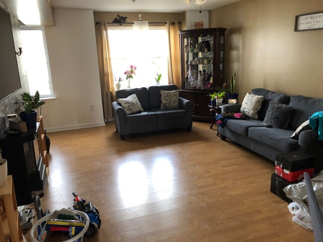 Living room on 2nd level - 103 Clay St