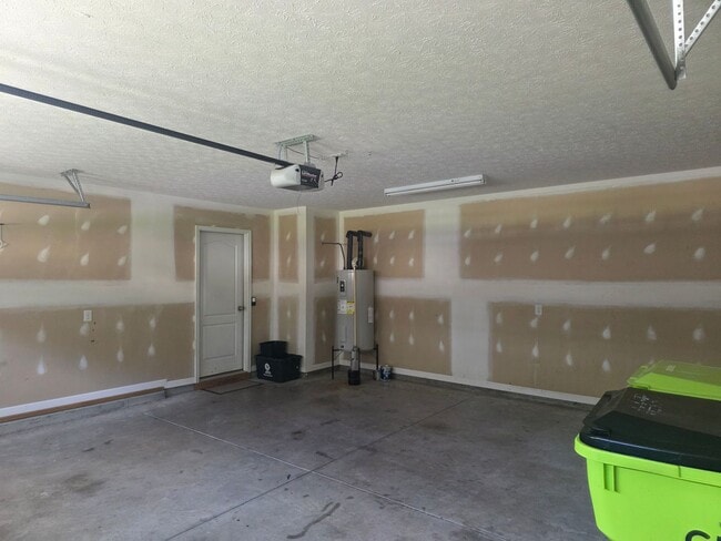 Building Photo - Nice 3 bedroom, 2 bath home with 2 car gar...
