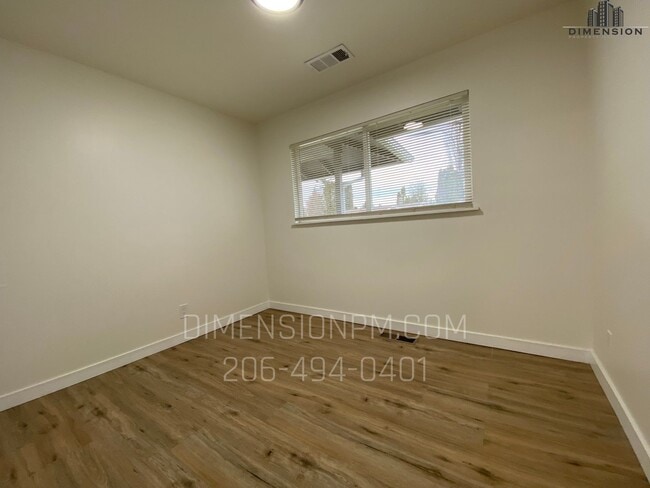 Building Photo - Amazing 4 bed, 2 bath house in Renton. AVAILABLE NOW!