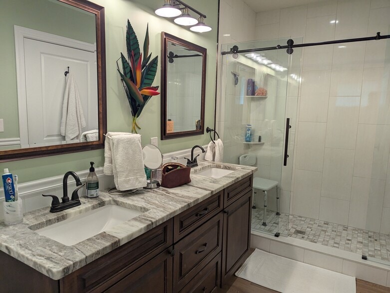 Master Bathroom - 225 W Pastorius St