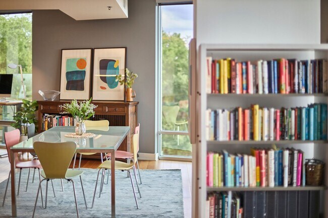 Building Photo - Effortless Downtown Living in the Heart of...