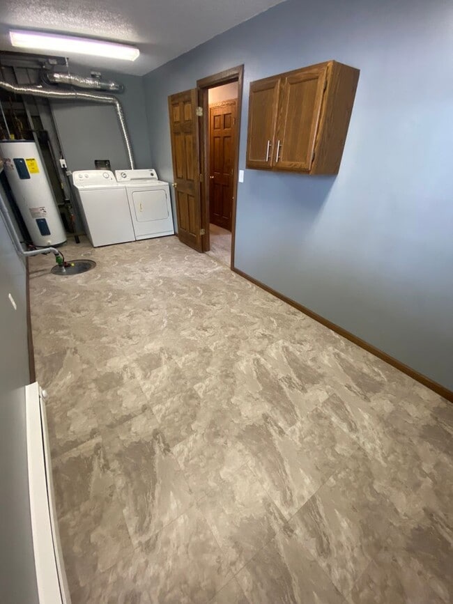 Building Photo - GREAT LOCATION - Spacious 4 bedroom/2 bath - PETS WELCOME