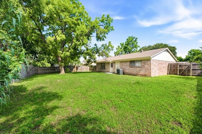 Building Photo - 616 Reveille Rd