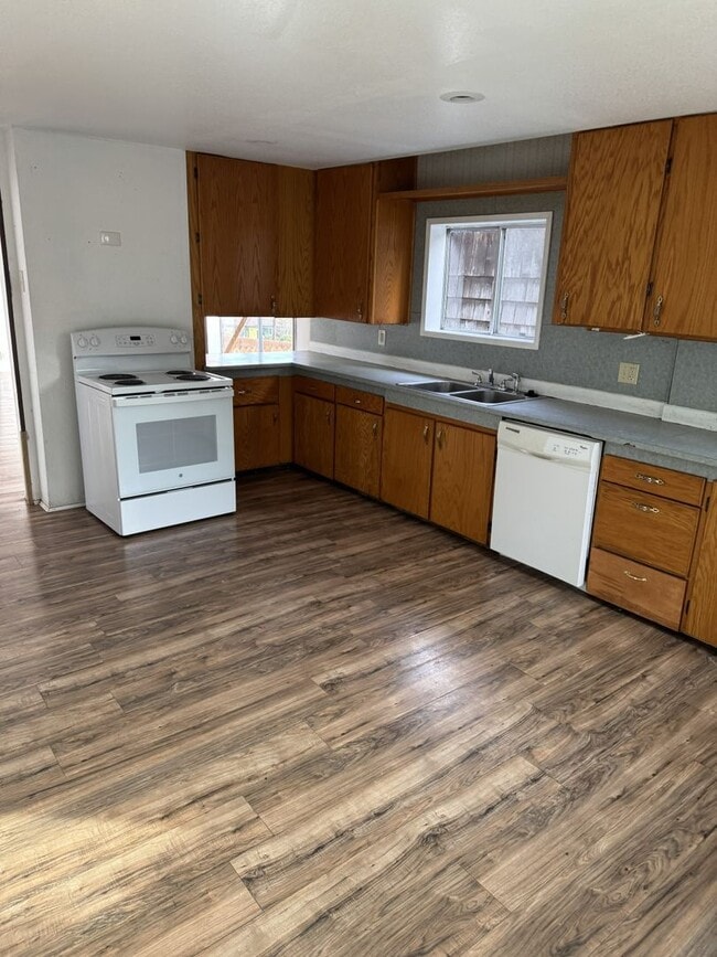 Building Photo - 5BD/2BA House in Coos Bay!