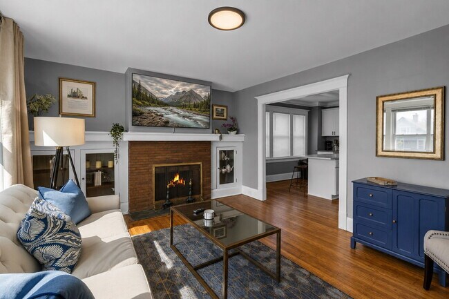 Building Photo - Furnished 3-Bedroom, 2-Bath Upper Unit in North Buffalo