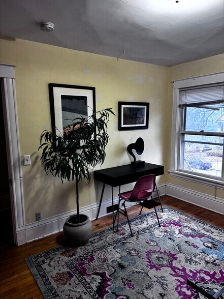 yellow bedroom 2 - 1049 Spaight St