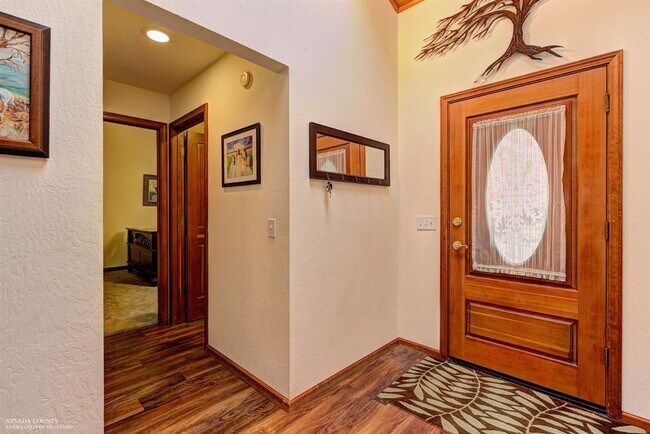 Building Photo - Beautiful 3 bedroom, 3 bath home in Lake W...
