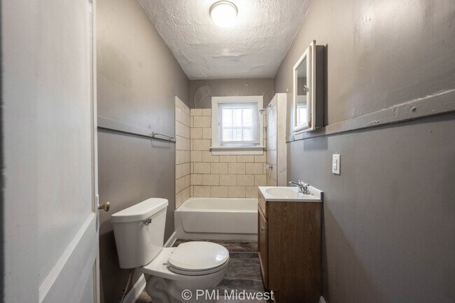 Building Photo - Charming 1 Bed Duplex with Full Bath in Indianapolis!