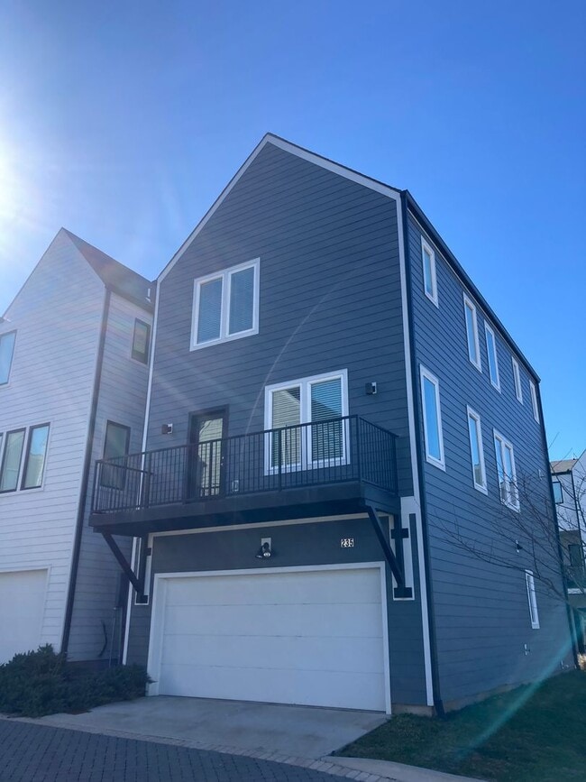 Building Photo - 3 bedroom, 3.5 bath, Spacious & Open Floor Plans