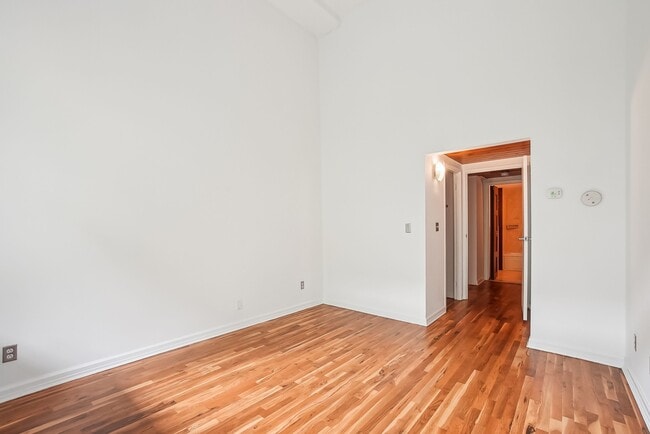 Building Photo - 205 10th St