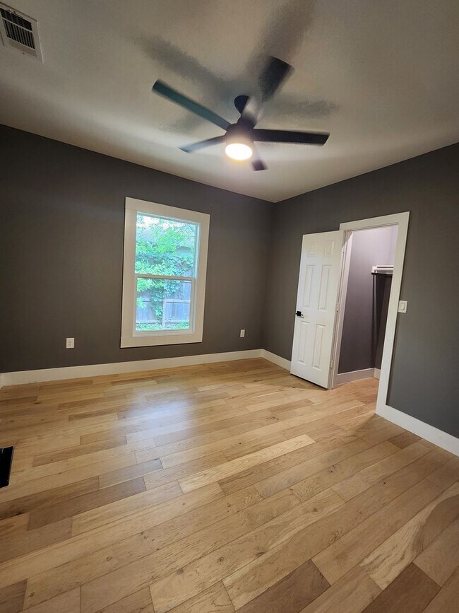 Building Photo - 206-208_N_Waverly Dr