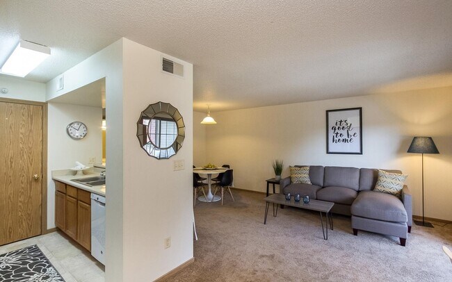 Building Photo - Large One Bedroom Walking Distance to UIHC on third floor, available: 09/01/2026