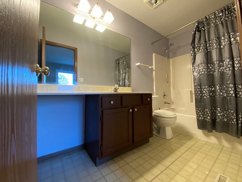 Bathroom in 2nd bedroom- tub - 514 Heritage Dr