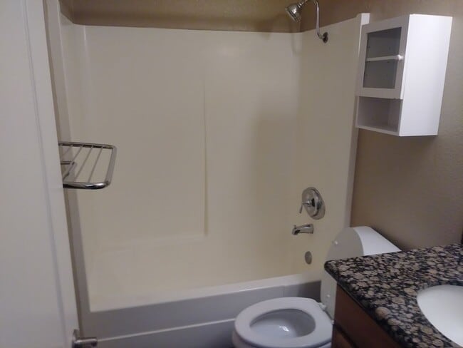 Building Photo - Spacious 2 Bedroom, 1.5 Bath Two-Story Townhome in Clairemont