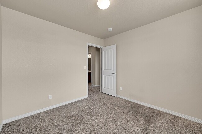 Building Photo - $2,145.00, 4-bed, 2.5-bath located in Colo...