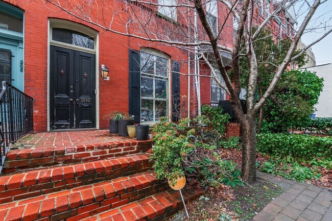 Building Photo - 206 S 43rd St
