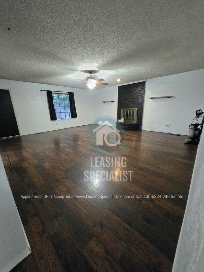 Building Photo - Charming Yukon 3 Bed 2 Bath Home
