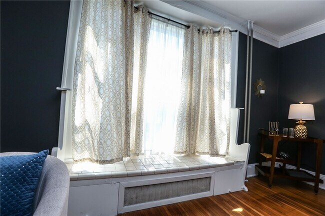 Building Photo - 872 University Ave