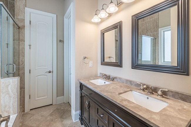 Building Photo - Stunning 4-bedroom, 3.5-bathroom home loca...