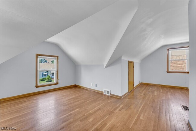 Building Photo - 923 E 218th St