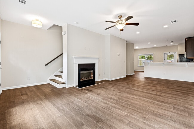 Building Photo - 776 Crestwell Cir SW