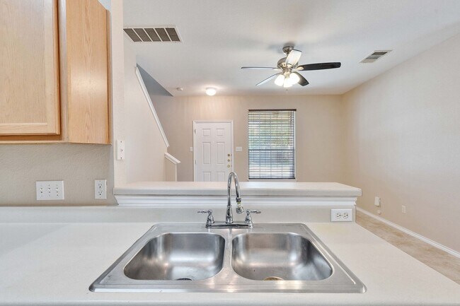 Building Photo - Great townhome in Pflugerville!