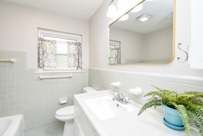 Building Photo - 7901 Ridgeview Dr