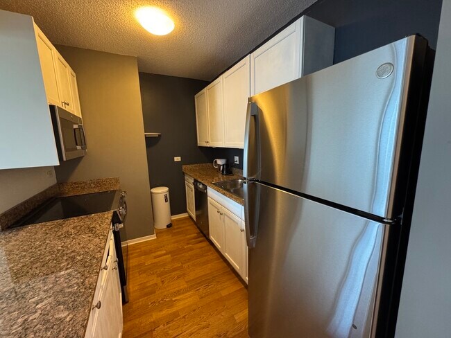 Building Photo - 400 N La Salle Dr