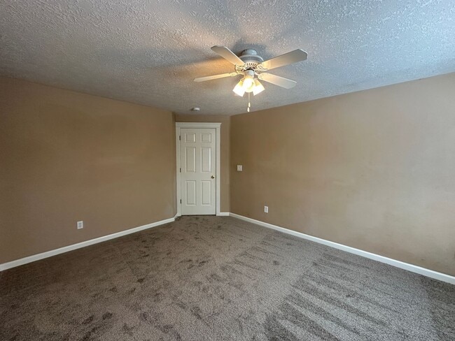Building Photo - Three Bedroom Two Bath Home