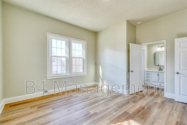 Building Photo - 555 W Peachtree St