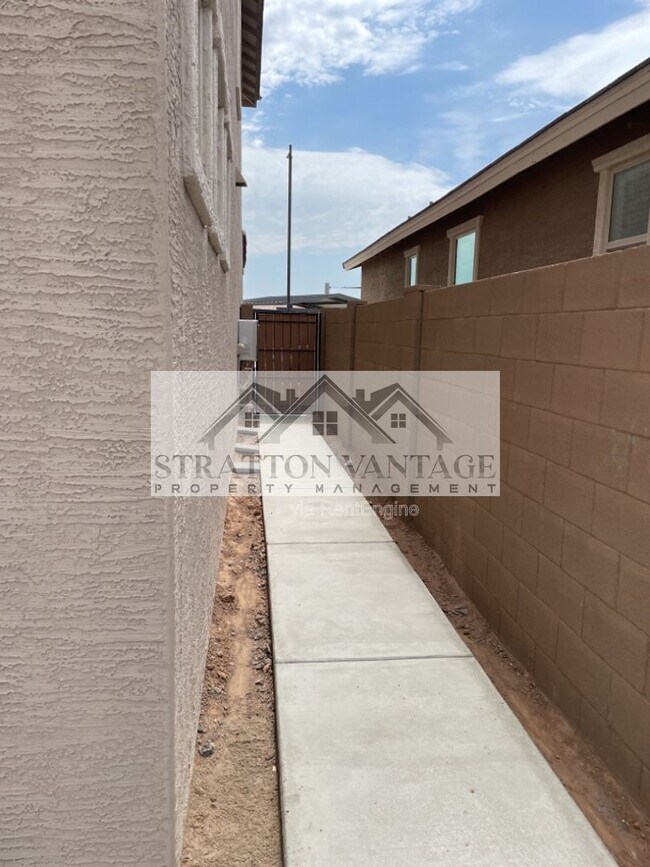 Building Photo - 5626 S 26th Ln