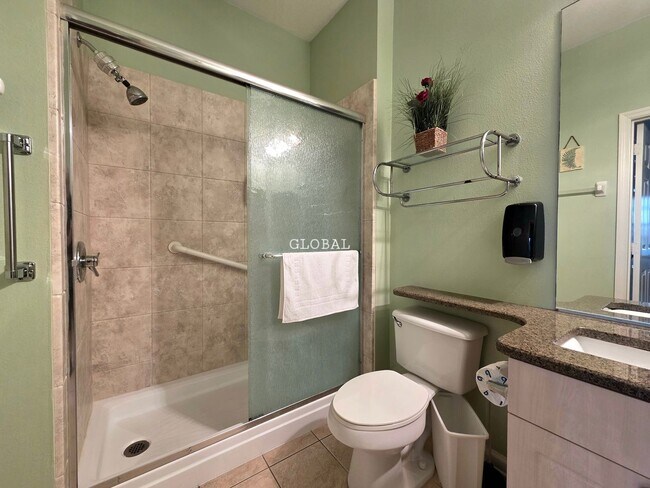Building Photo - Spacious 3-bed, 2-bath Condo with Amenitie...