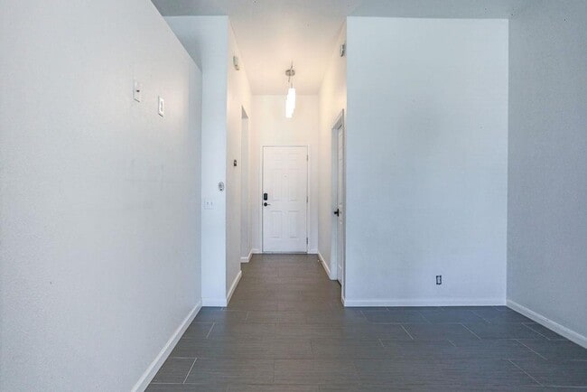 Building Photo - 215 Estate Dr