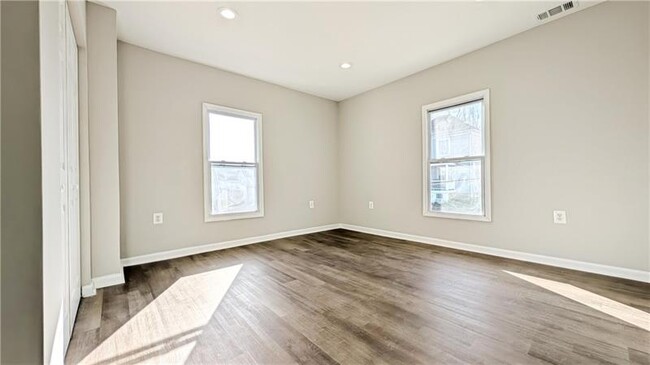 Building Photo - 122 Elm St