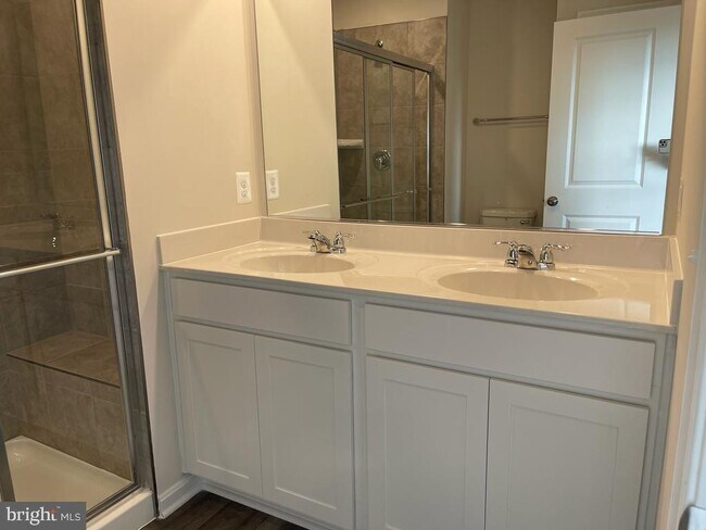 Building Photo - 123 Tye Ct