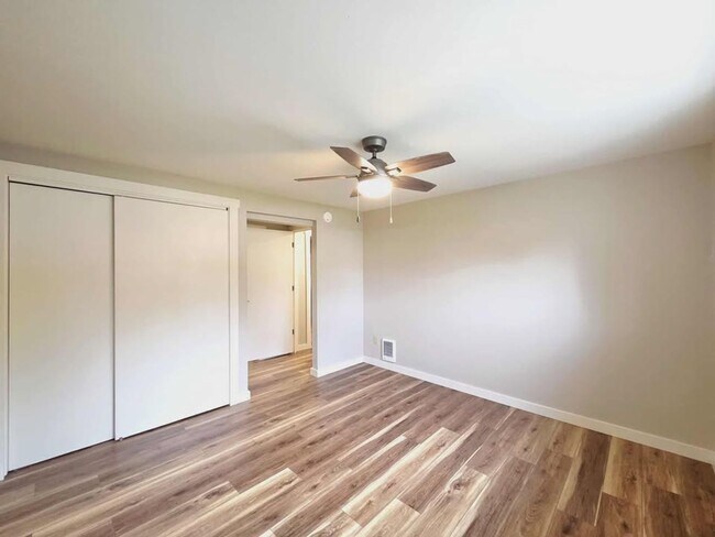 Building Photo - **Gorgeous Renovated 3 Bed 2.5 Bath Duplex FOR RENT**