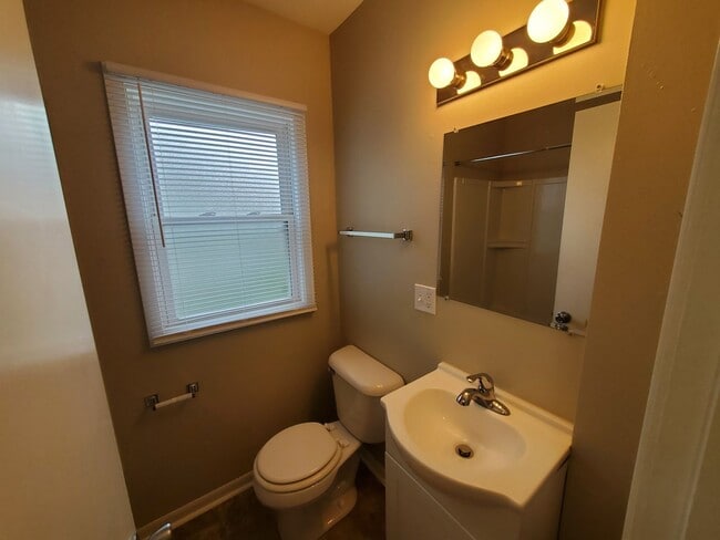 Building Photo - 2 bedroom, 1 bathroom home!