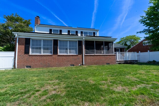 Building Photo - 3449 Petunia Cres