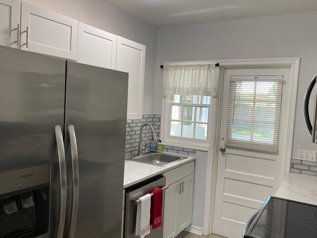 Building Photo - 2515 Vero Beach Ave