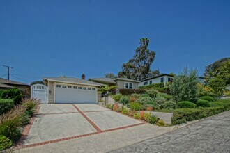 Building Photo - BEAUTIFULLY REMODELED, BRIGHT & AIRY HILLS...
