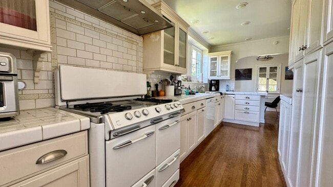 Building Photo - 1518 S Genesee Ave
