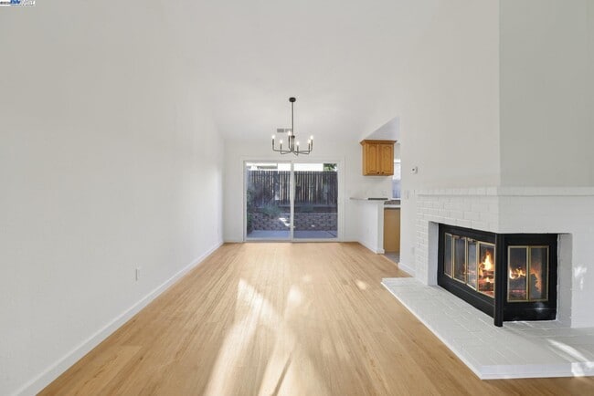 Building Photo - 2039 Alexander Ct