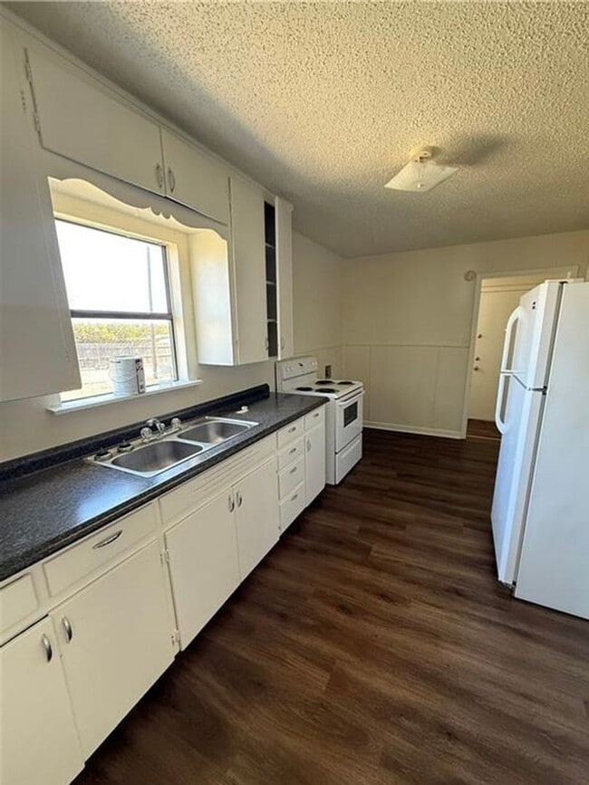 Building Photo - Cozy newly renovated corner lot 3 bedroom 2 bath home available now!