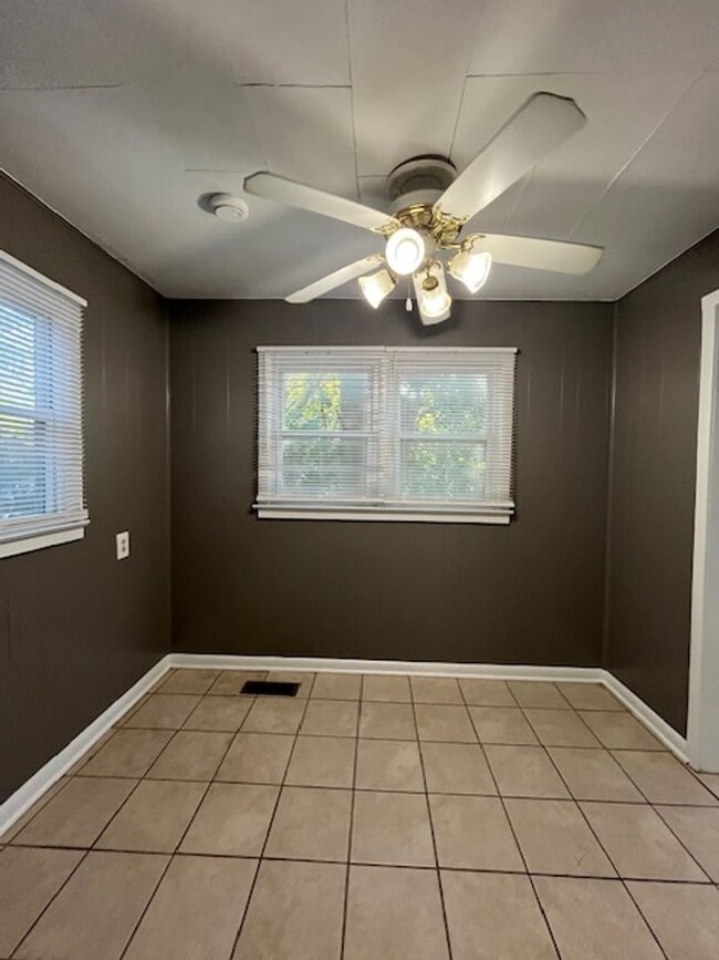 Building Photo - 2 bedroom, 1 bathroom home located in the heart of Lexington