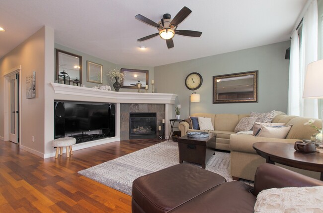 Building Photo - Large 3 bdrm / 2.5 bath with open floor pl...