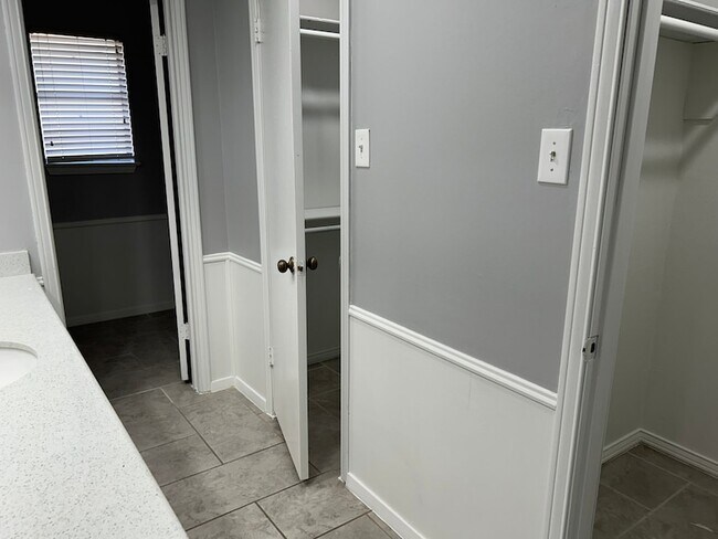 Building Photo - 1709 Vicksburg Dr