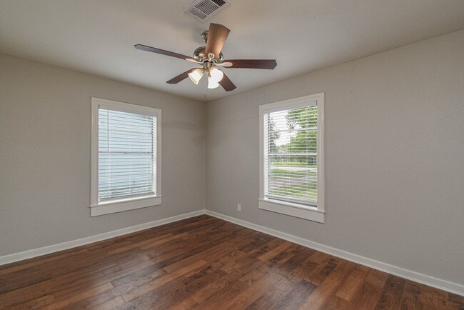 Building Photo - 208 17th Ave N