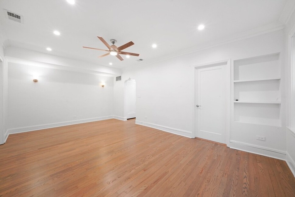 Building Photo - 2737 W Lunt Ave