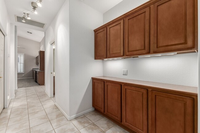 Building Photo - Long term rental in Oakwood with private pool