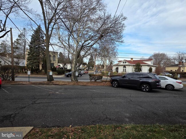 Building Photo - 1022 Fox Chase Rd